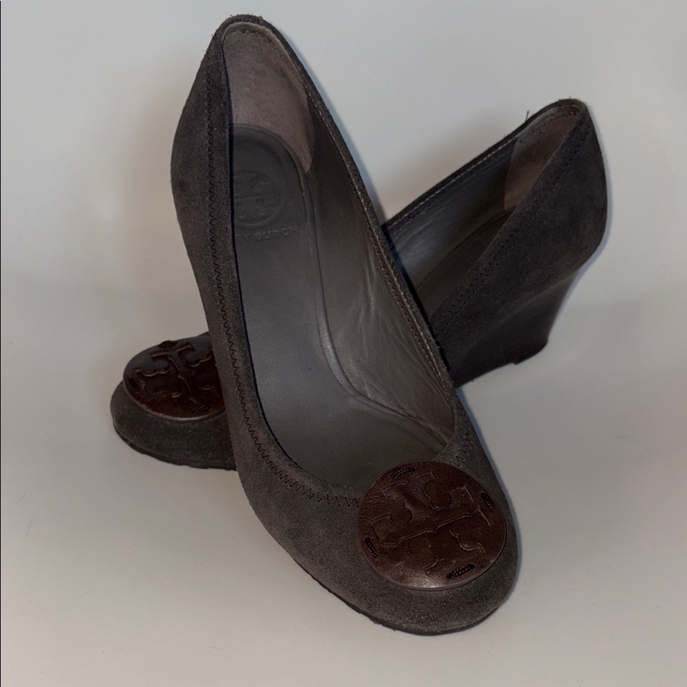 Tory Burch Sophie suede Wedge in the color sally grey with leather Medallion